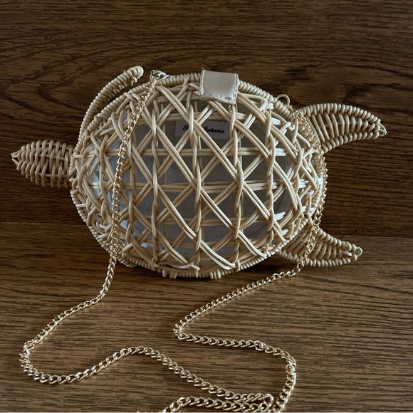Tommy Bahama Handbags - Tommy Bahama Woven Turtle Crossbody Bag in Natural Straw with Gold Chain NWT